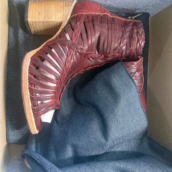 Freebird Bela Red Leather Ankle Booties NWT size 10 - Picture 4 of 6